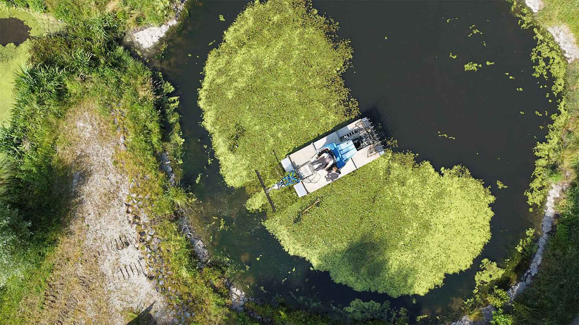 oekologische-gewaesserpflege-reinigung-maschine-vogelperspektive